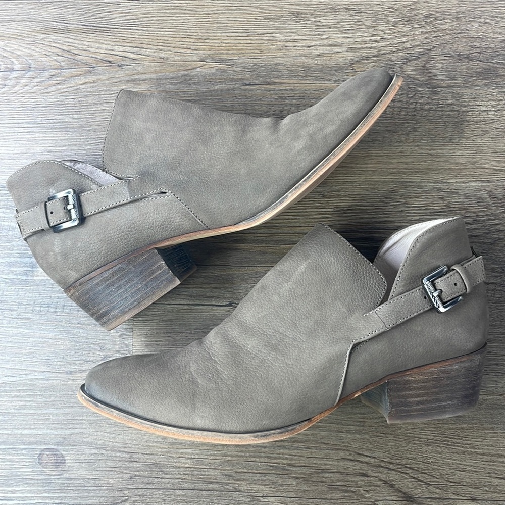 Caslon Women’s Grey Beige Ankle Bootie, size 9